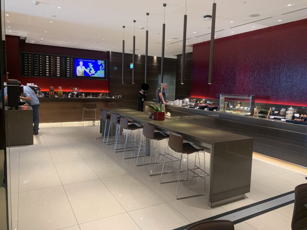 Flying Business reviews the Air Canada Maple Lounge at Heathrow's Terminal 2, for Business Class and Star Alliance Gold travelers