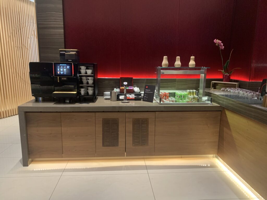 Flying Business reviews the Air Canada Maple Lounge at Heathrow's Terminal 2, for Business Class and Star Alliance Gold travelers