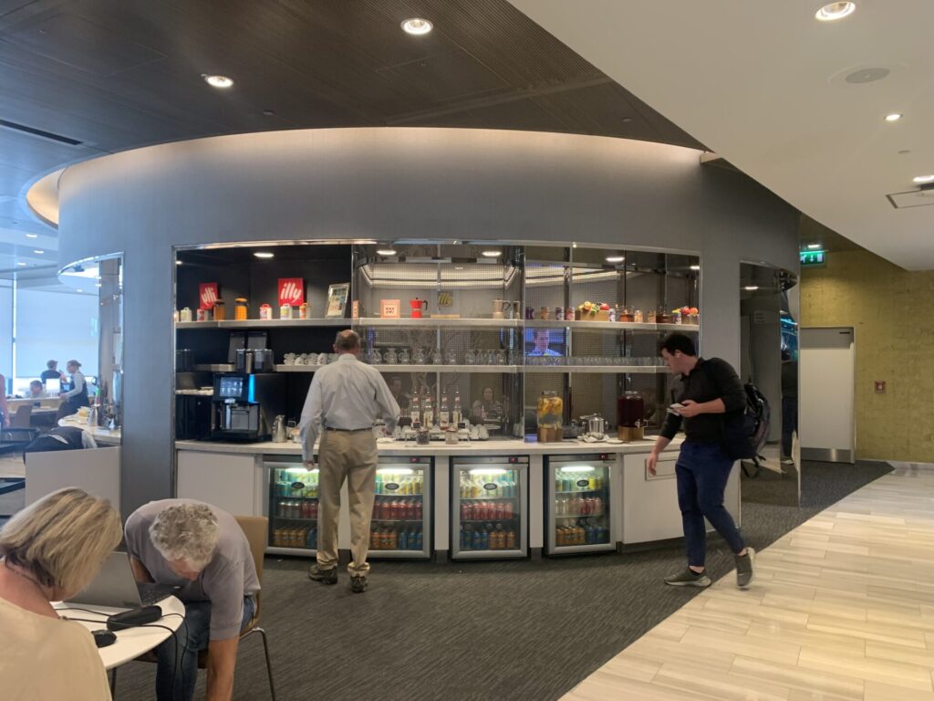 Flying Business reviews United Airline's United Club Lounge at Heathrow's Terminal 2.