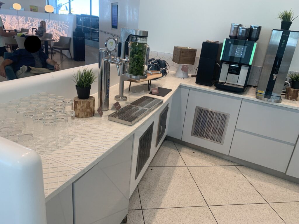 Flying Business reviews the 51st & Green Lounge in Dublin's US Pre-Clearance area, access for those flying Business Class with American Airlines, Delta Airlines, United Airlines and Aer Lingus. 