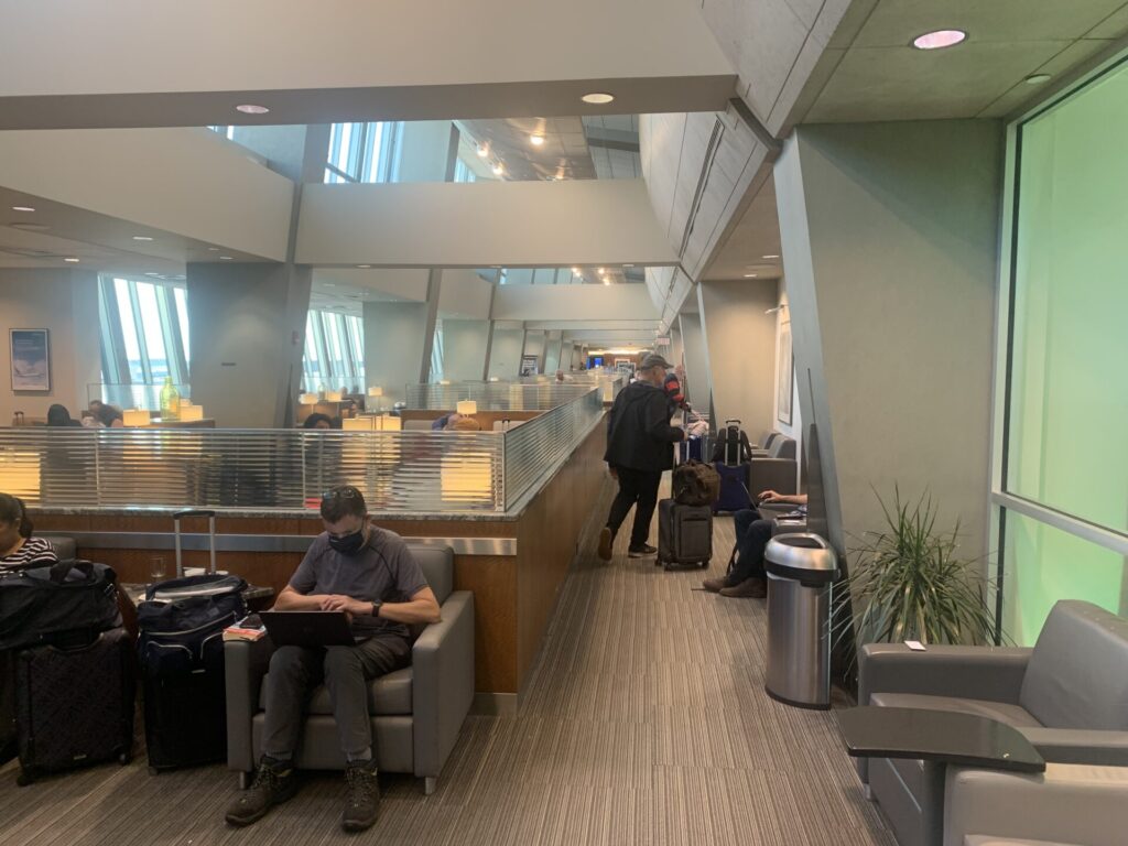 Flying Business reviews the Admirals Club in Philadelphia Airport's Concourse B/C - access for OneWorld Members or those flying First or Business Class 