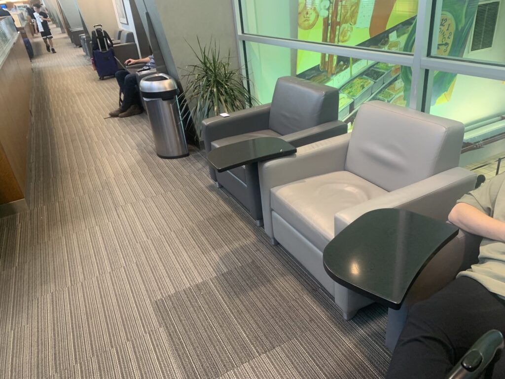 Flying Business reviews the Admirals Club in Philadelphia Airport's Concourse B/C - access for OneWorld Members or those flying First or Business Class 