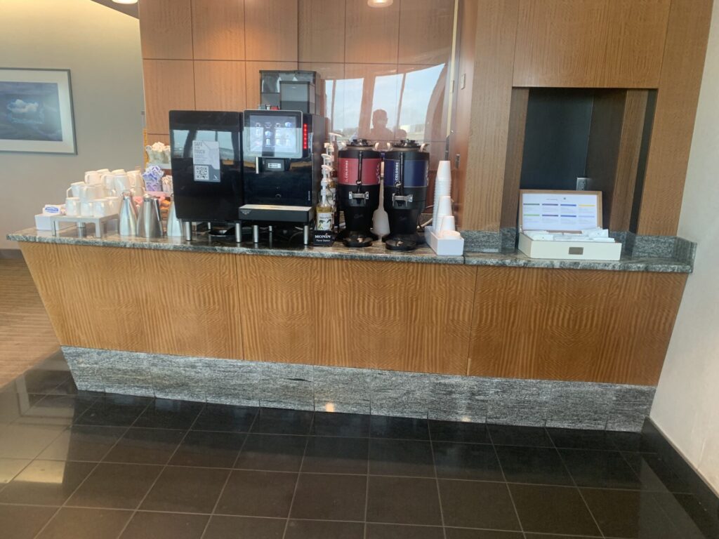 Flying Business reviews the Admirals Club in Philadelphia Airport's Concourse B/C - access for OneWorld Members or those flying First or Business Class 