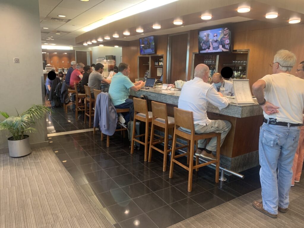 Flying Business reviews the Admirals Club in Philadelphia Airport's Concourse B/C - access for OneWorld Members or those flying First or Business Class 