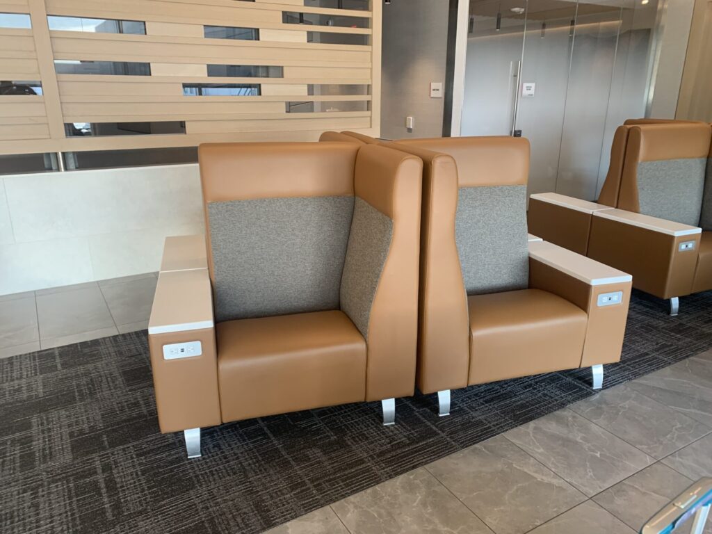 Flying Business reviews the American Airlines Admirals Club at San Francisco's Terminal 1. Available for OneWorld members and those traveling First or Business Class.