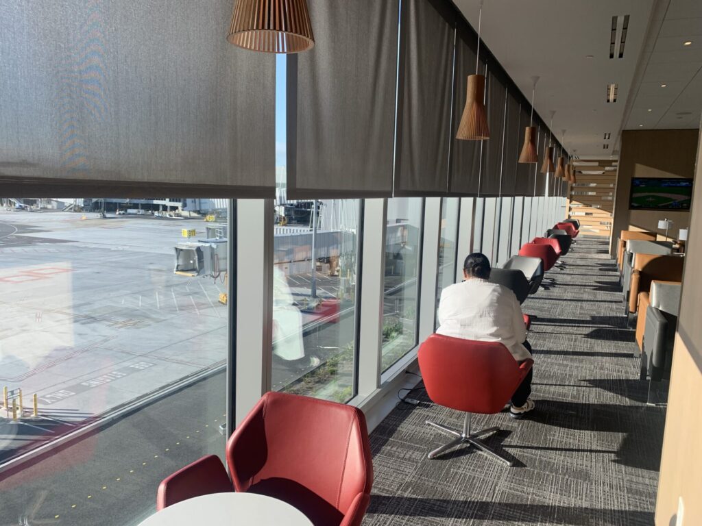 Flying Business reviews the American Airlines Admirals Club at San Francisco's Terminal 1. Available for OneWorld members and those traveling First or Business Class.