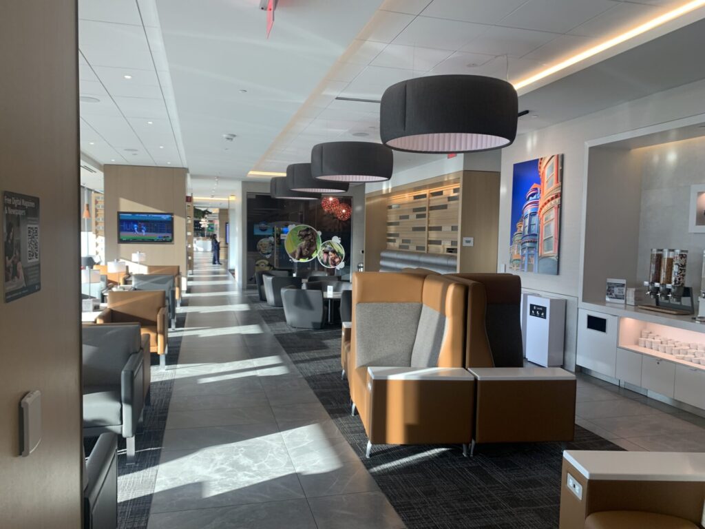 Flying Business reviews the American Airlines Admirals Club at San Francisco's Terminal 1. Available for OneWorld members and those traveling First or Business Class.