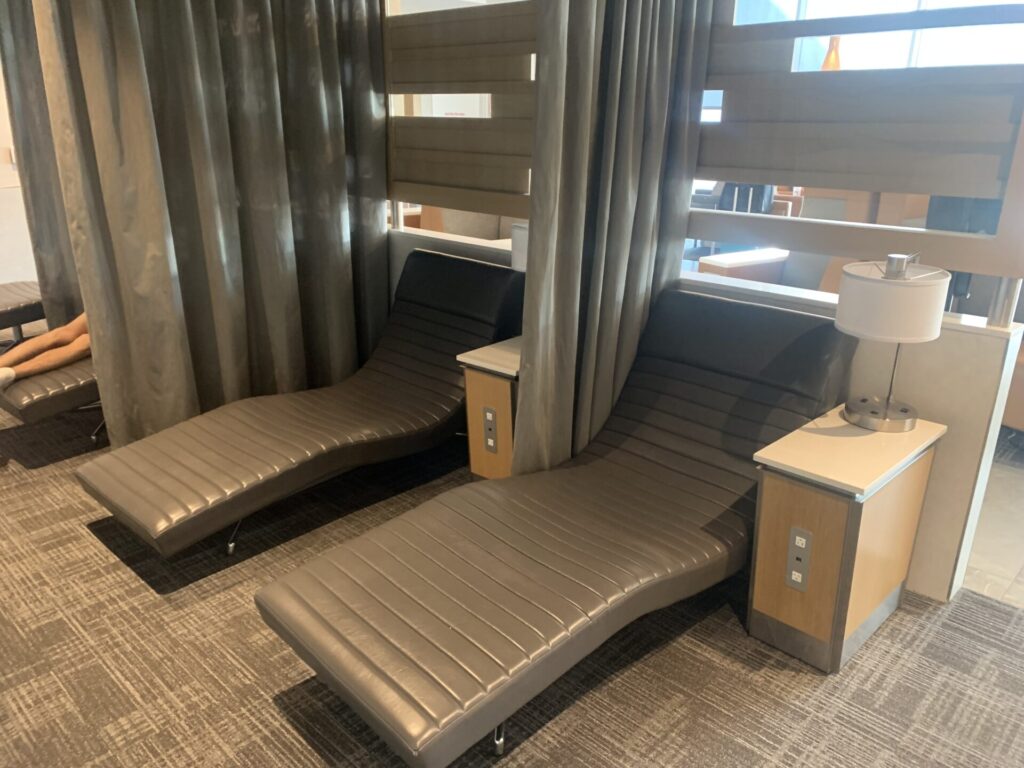 Flying Business reviews the American Airlines Admirals Club at San Francisco's Terminal 1. Available for OneWorld members and those traveling First or Business Class.