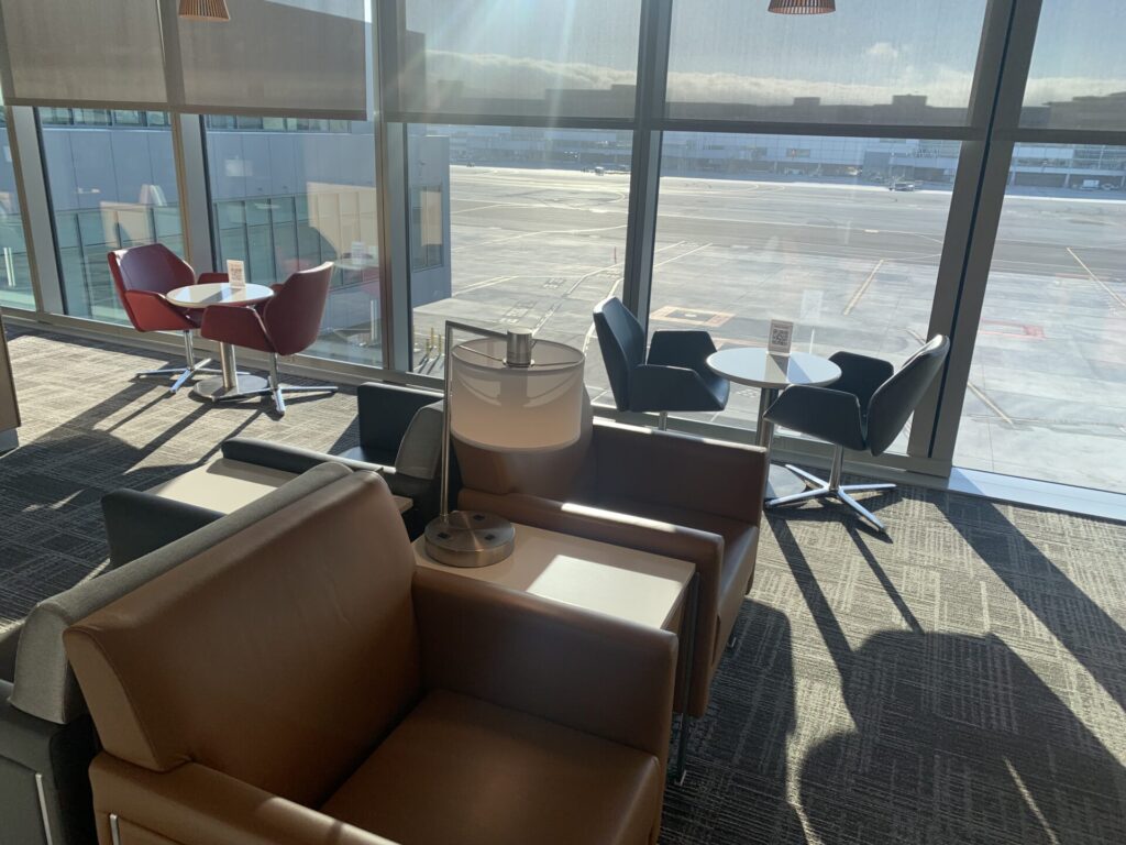 Flying Business reviews the American Airlines Admirals Club at San Francisco's Terminal 1. Available for OneWorld members and those traveling First or Business Class.