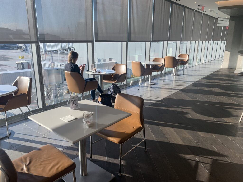 Flying Business reviews the American Airlines Admirals Club at San Francisco's Terminal 1. Available for OneWorld members and those traveling First or Business Class.