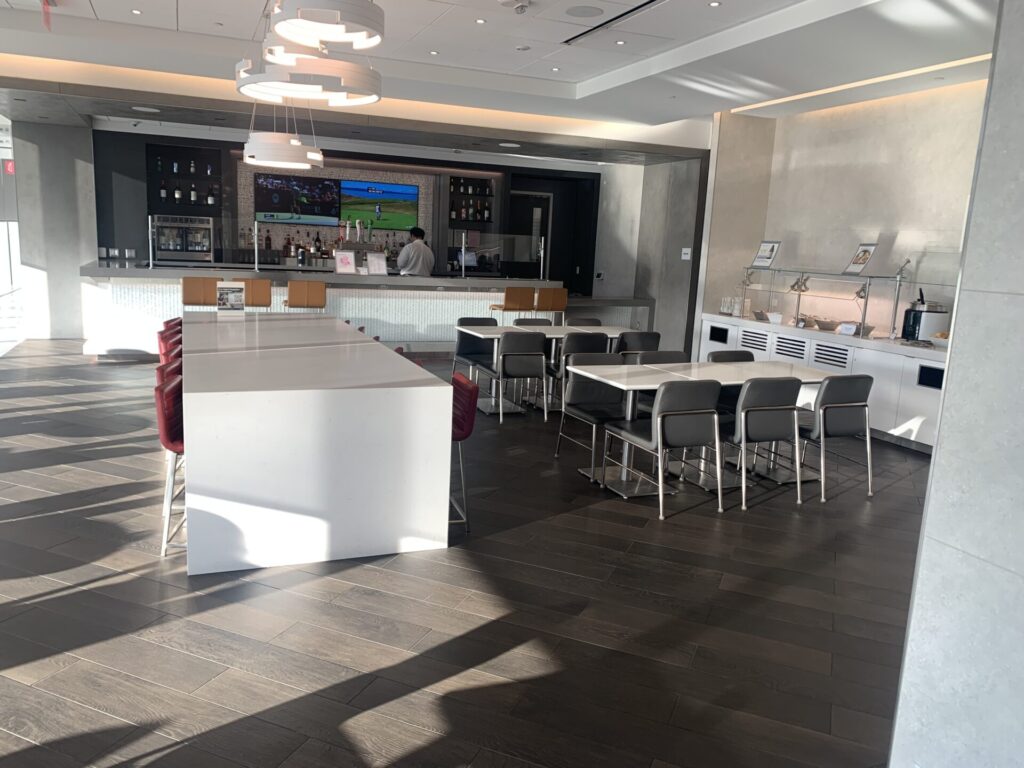 Flying Business reviews the American Airlines Admirals Club at San Francisco's Terminal 1. Available for OneWorld members and those traveling First or Business Class.