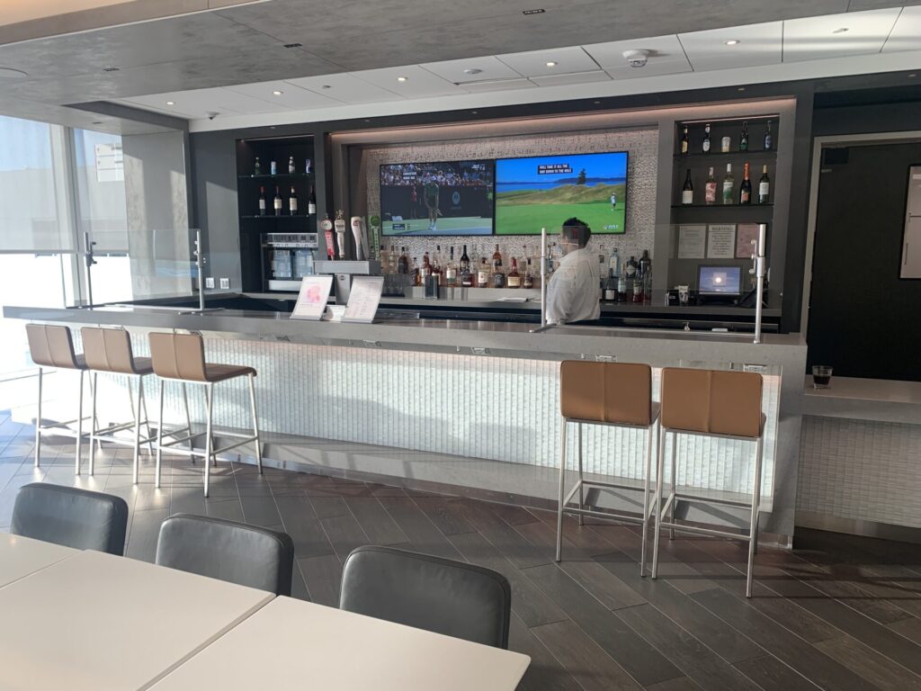 Flying Business reviews the American Airlines Admirals Club at San Francisco's Terminal 1. Available for OneWorld members and those traveling First or Business Class.