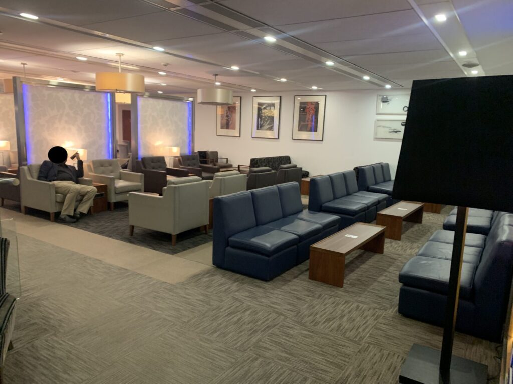 Flying Business reviews the British Airways Lounge in Terminal 3 of Heathrow's Airport - access for OneWorld Sapphire and Emerald members, and those flying First or Business Class.