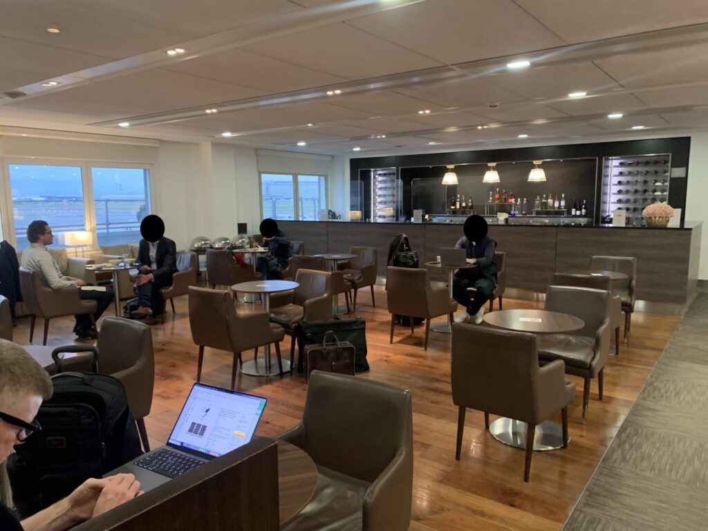 Flying Business reviews the British Airways Lounge in Terminal 3 of Heathrow's Airport - access for OneWorld Sapphire and Emerald members, and those flying First or Business Class.