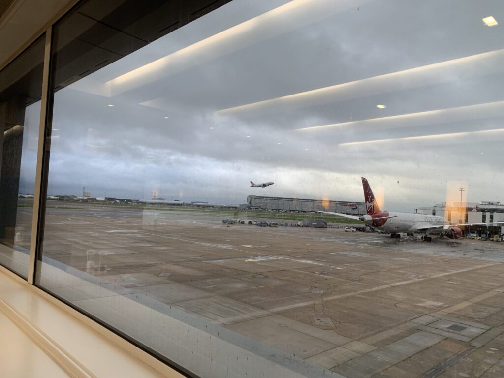 Flying Business reviews the British Airways Lounge in Terminal 3 of Heathrow's Airport - access for OneWorld Sapphire and Emerald members, and those flying First or Business Class.