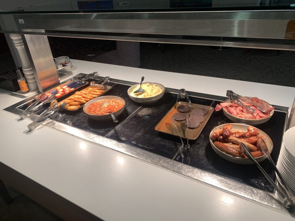 Flying Business reviews the British Airways Lounge in Terminal 3 of Heathrow's Airport - access for OneWorld Sapphire and Emerald members, and those flying First or Business Class.