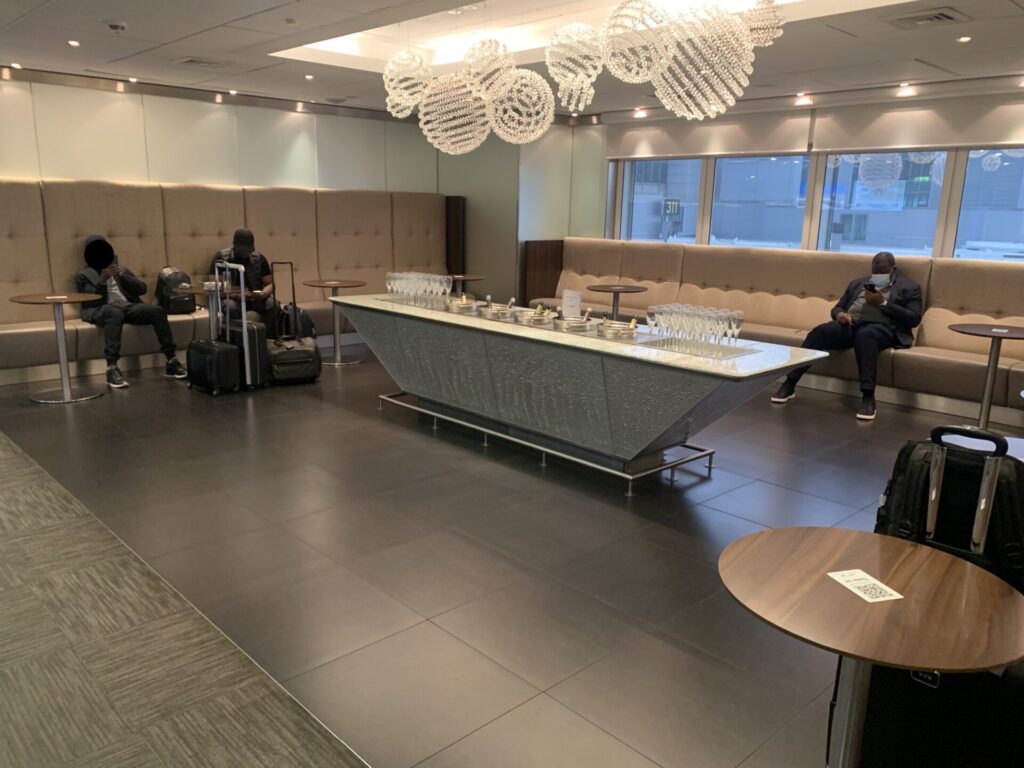 Flying Business reviews the British Airways Lounge in Terminal 3 of Heathrow's Airport - access for OneWorld Sapphire and Emerald members, and those flying First or Business Class.