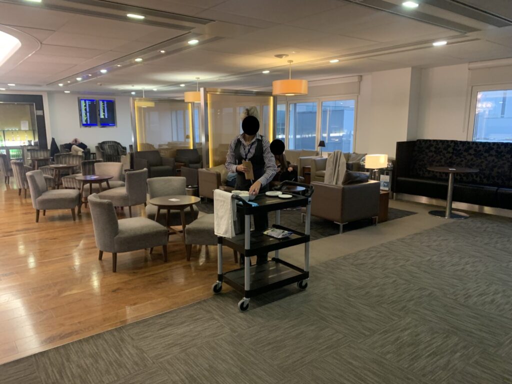 Flying Business reviews the British Airways Lounge in Terminal 3 of Heathrow's Airport - access for OneWorld Sapphire and Emerald members, and those flying First or Business Class.