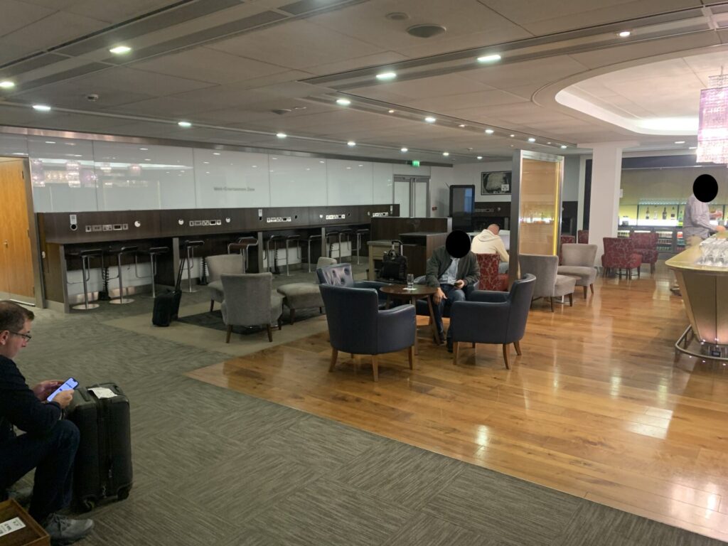 Flying Business reviews the British Airways Lounge in Terminal 3 of Heathrow's Airport - access for OneWorld Sapphire and Emerald members, and those flying First or Business Class.