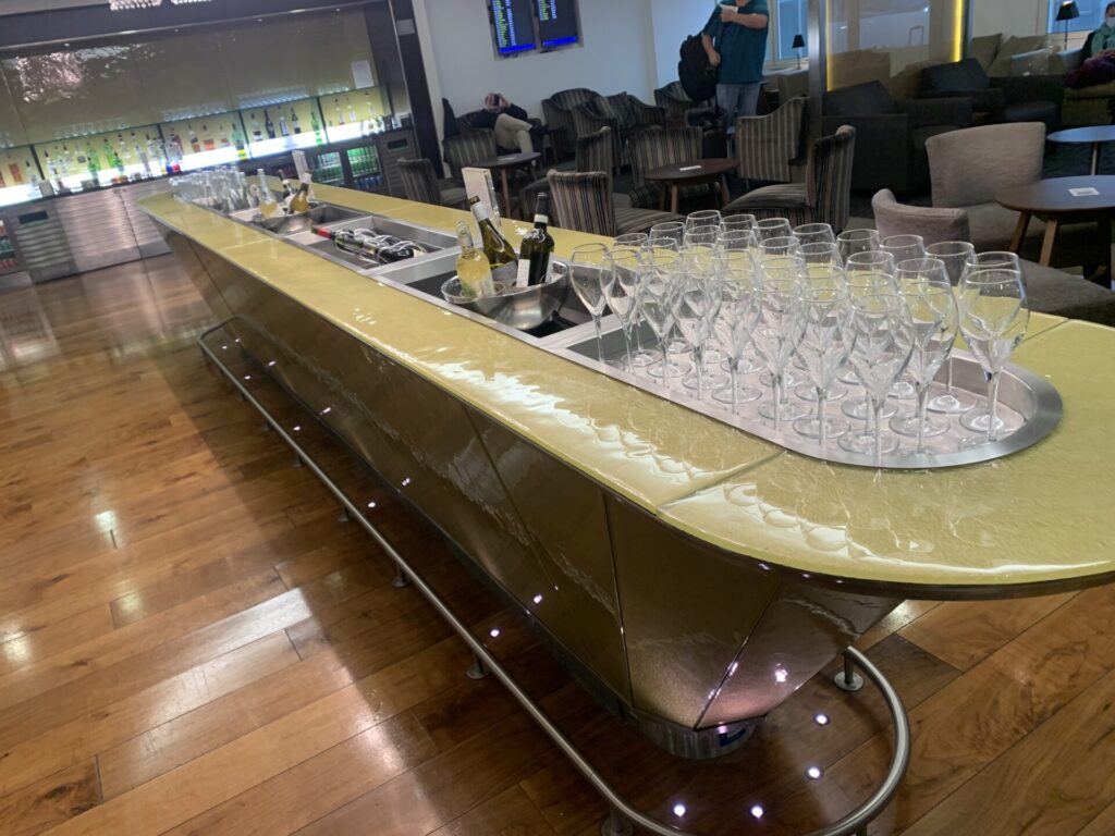 Flying Business reviews the British Airways Lounge in Terminal 3 of Heathrow's Airport - access for OneWorld Sapphire and Emerald members, and those flying First or Business Class.