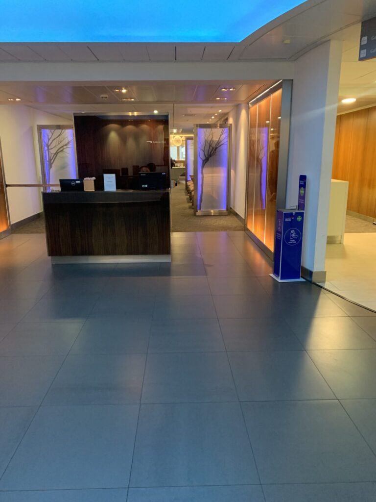 Flying Business reviews the British Airways Lounge in Terminal 3 of Heathrow's Airport - access for OneWorld Sapphire and Emerald members, and those flying First or Business Class.