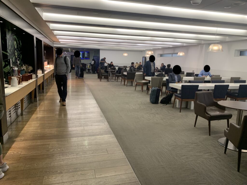 Flying Business reviews the British Airways Lounge in Terminal 3 of Heathrow's Airport - access for OneWorld Sapphire and Emerald members, and those flying First or Business Class.