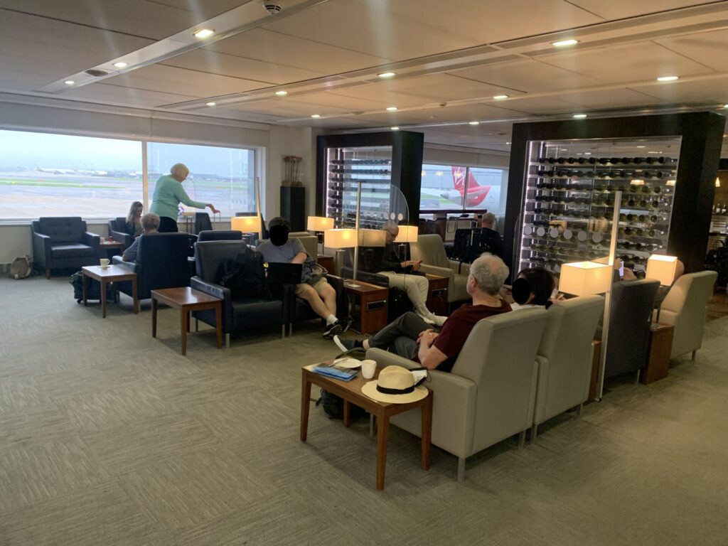 Flying Business reviews the British Airways Lounge in Terminal 3 of Heathrow's Airport - access for OneWorld Sapphire and Emerald members, and those flying First or Business Class.