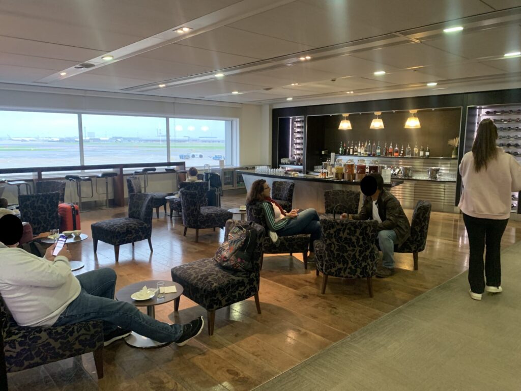 Flying Business reviews the British Airways Lounge in Terminal 3 of Heathrow's Airport - access for OneWorld Sapphire and Emerald members, and those flying First or Business Class.