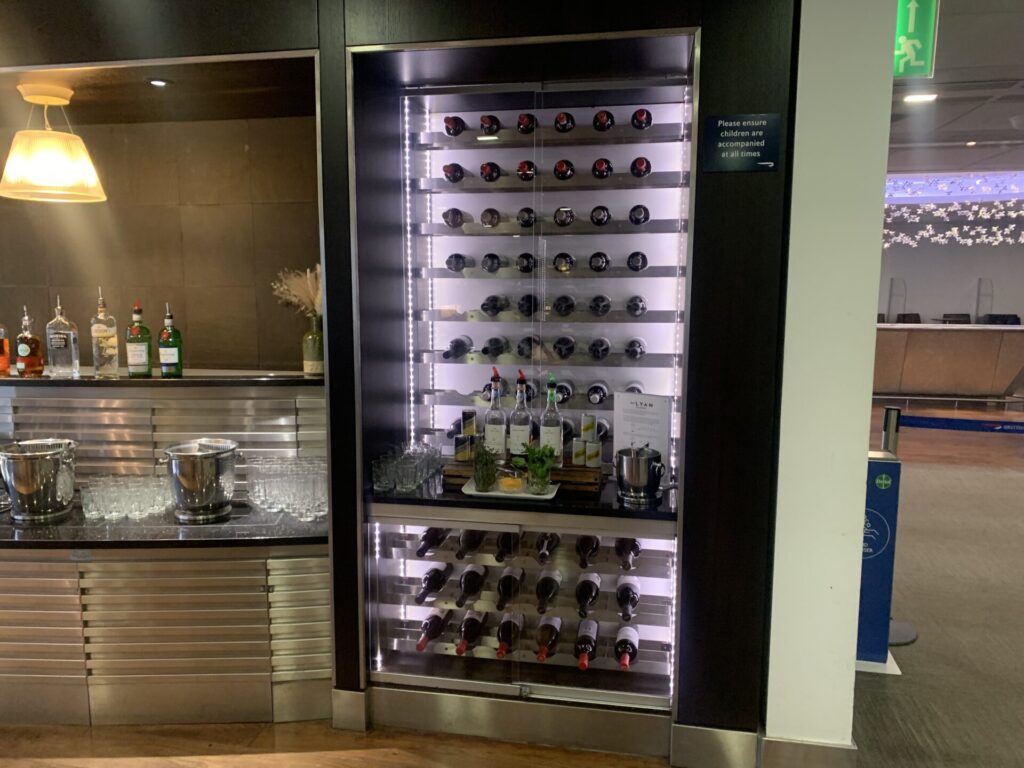 Flying Business reviews the British Airways Lounge in Terminal 3 of Heathrow's Airport - access for OneWorld Sapphire and Emerald members, and those flying First or Business Class.