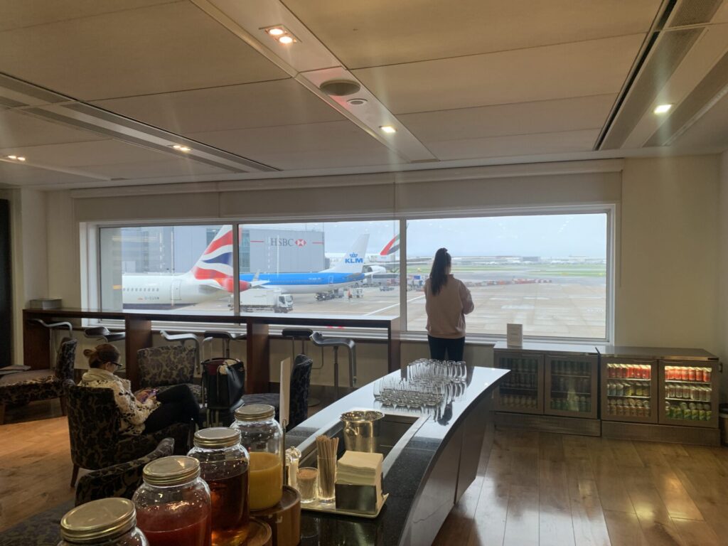 Flying Business reviews the British Airways Lounge in Terminal 3 of Heathrow's Airport - access for OneWorld Sapphire and Emerald members, and those flying First or Business Class.