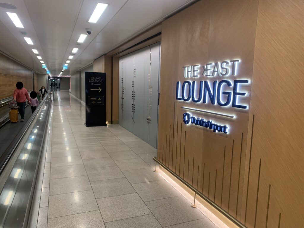 Flying Business reviews the East Lounge at Dublin's Airport, used by Qatar Airways, Emirates and Etihad. 