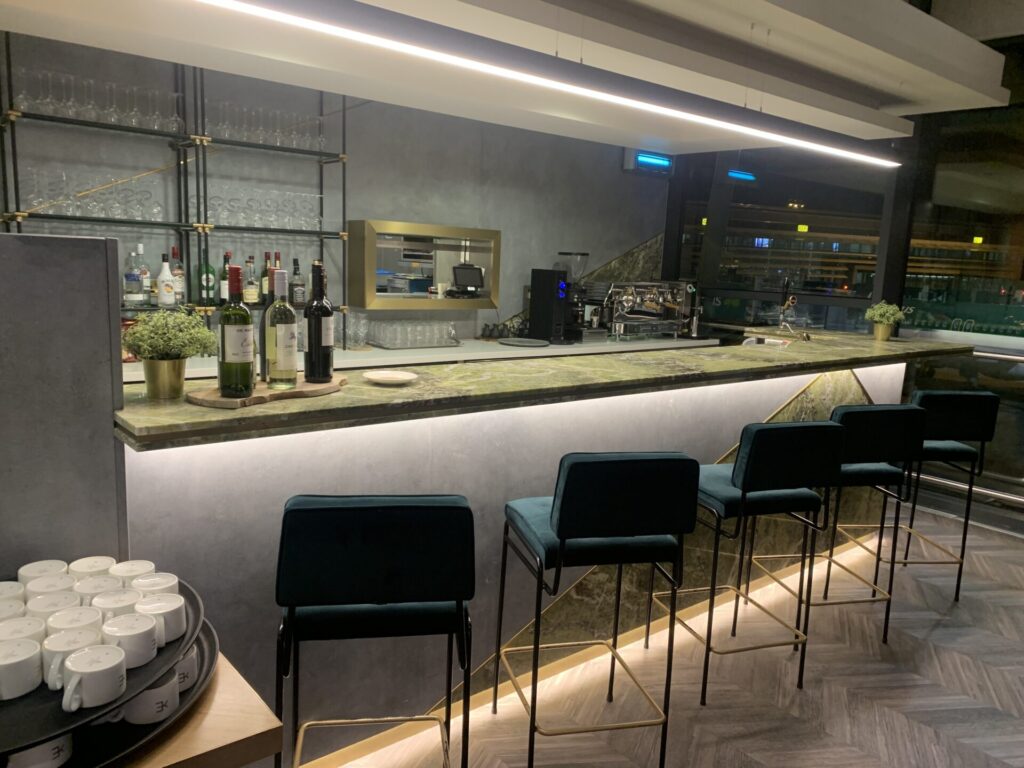 Flying Business reviews the East Lounge at Dublin's Airport, used by Qatar Airways, Emirates and Etihad. 