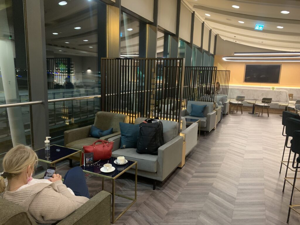 Flying Business reviews the East Lounge at Dublin's Airport, used by Qatar Airways, Emirates and Etihad. 