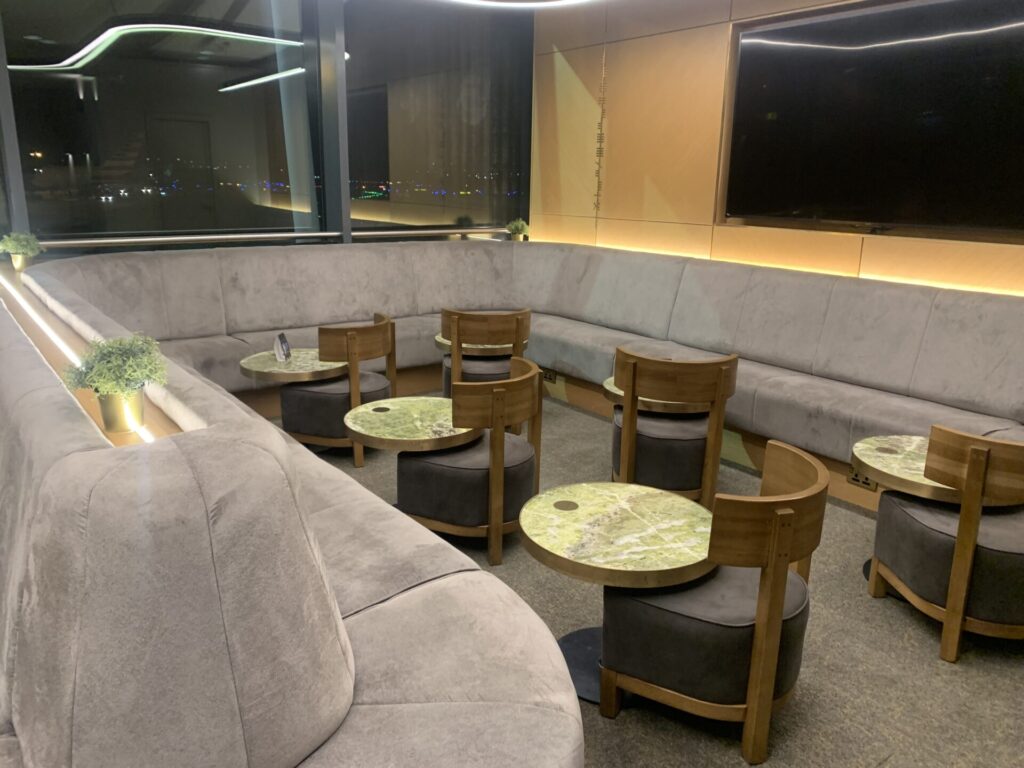 Flying Business reviews the East Lounge at Dublin's Airport, used by Qatar Airways, Emirates and Etihad. 