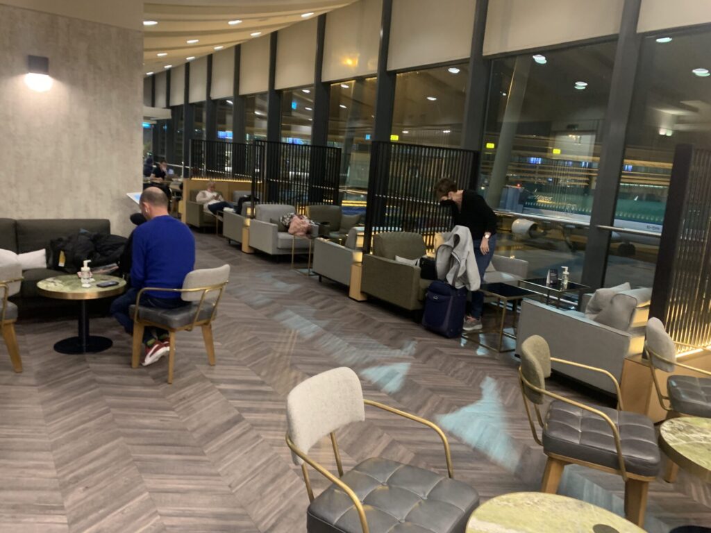 Flying Business reviews the East Lounge at Dublin's Airport, used by Qatar Airways, Emirates and Etihad. 