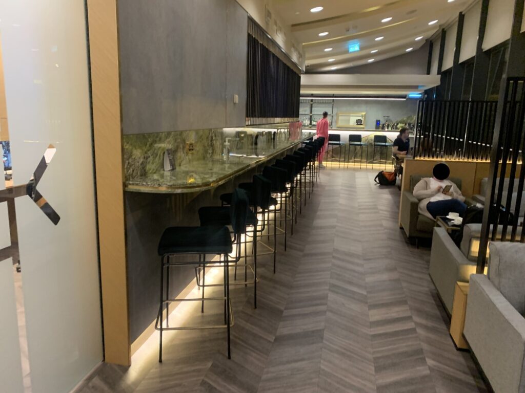 Flying Business reviews the East Lounge at Dublin's Airport, used by Qatar Airways, Emirates and Etihad. 