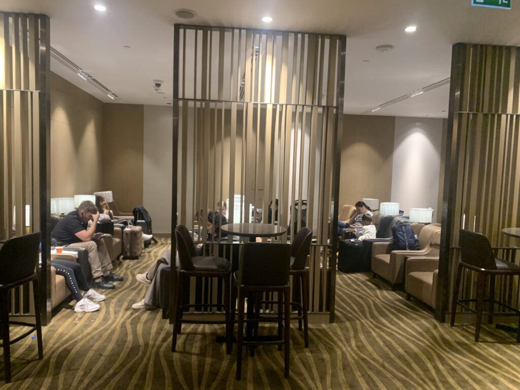 Flying Business reviews the Al Dhabi Lounge in Adu Dhabi International Airport - access for Priority Pass, American Express and OneWorld members.