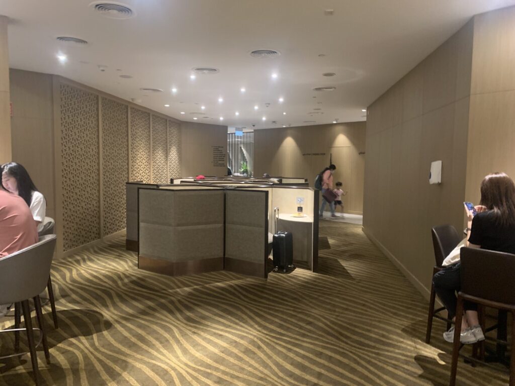 Flying Business reviews the Al Dhabi Lounge in Adu Dhabi International Airport - access for Priority Pass, American Express and OneWorld members.