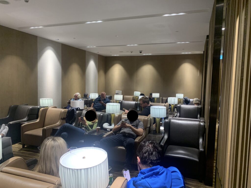 Flying Business reviews the Al Dhabi Lounge in Adu Dhabi International Airport - access for Priority Pass, American Express and OneWorld members.