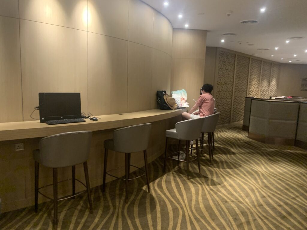 Flying Business reviews the Al Dhabi Lounge in Adu Dhabi International Airport - access for Priority Pass, American Express and OneWorld members.