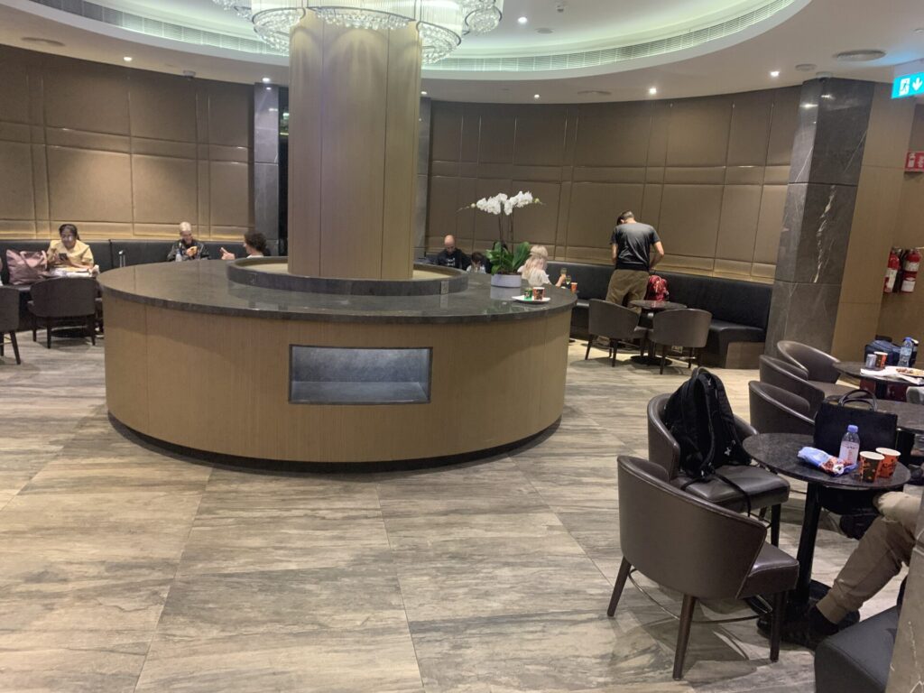 Flying Business reviews the Al Dhabi Lounge in Adu Dhabi International Airport - access for Priority Pass, American Express and OneWorld members.