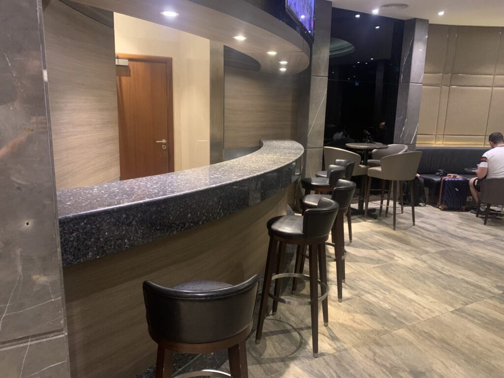 Flying Business reviews the Al Dhabi Lounge in Adu Dhabi International Airport - access for Priority Pass, American Express and OneWorld members.