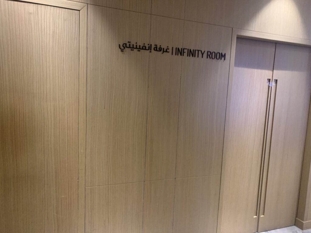 Flying Business reviews the Al Dhabi Lounge in Adu Dhabi International Airport - access for Priority Pass, American Express and OneWorld members.