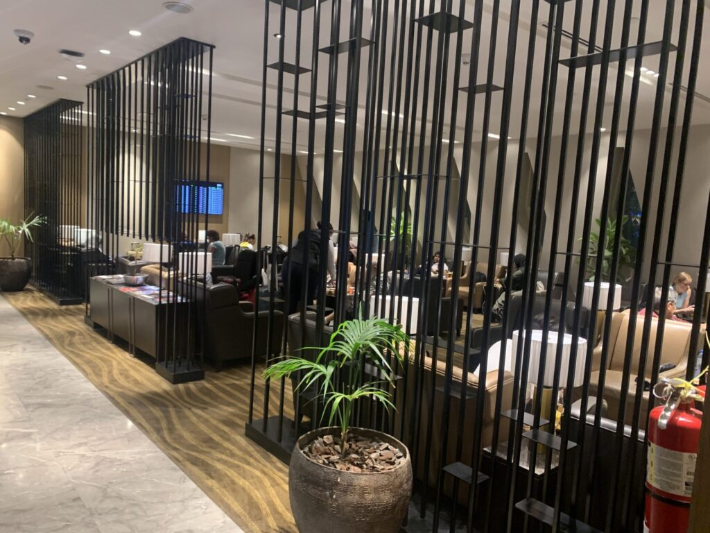 Flying Business reviews the Al Dhabi Lounge in Adu Dhabi International Airport - access for Priority Pass, American Express and OneWorld members.