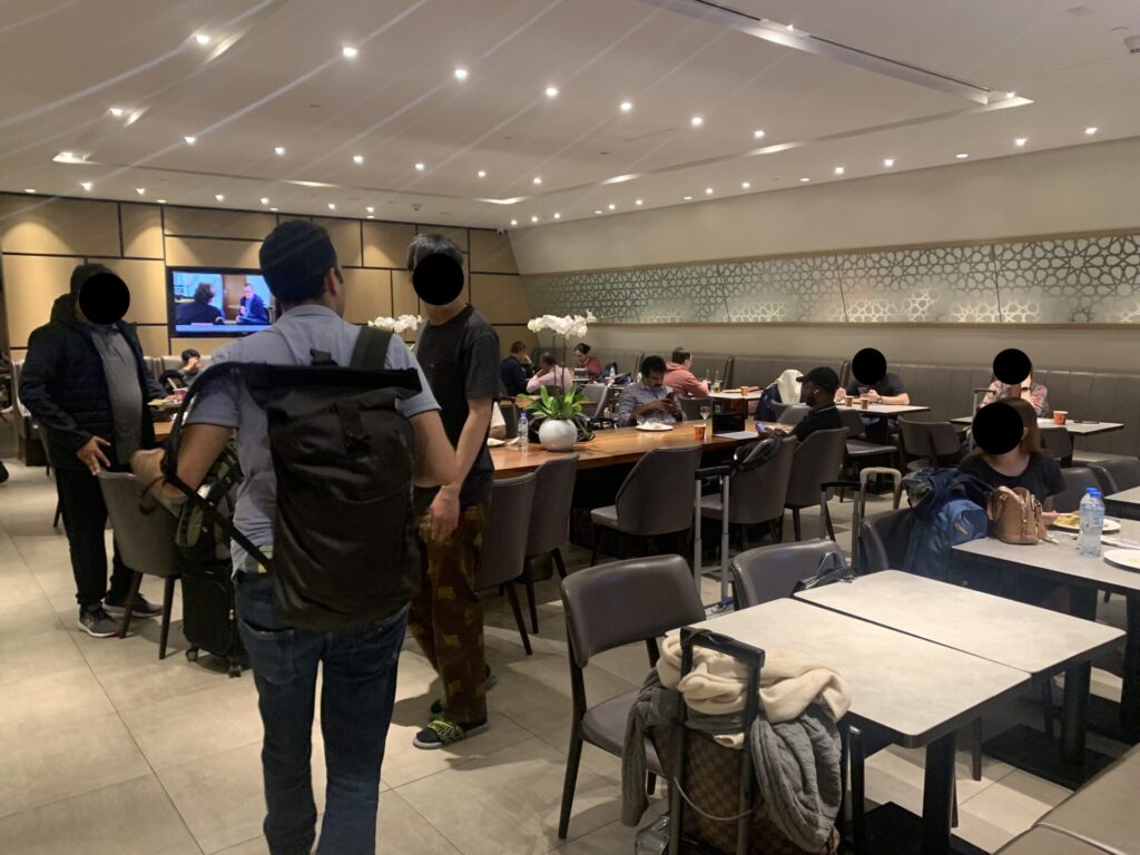 Flying Business reviews the Al Dhabi Lounge in Adu Dhabi International Airport - access for Priority Pass, American Express and OneWorld members.