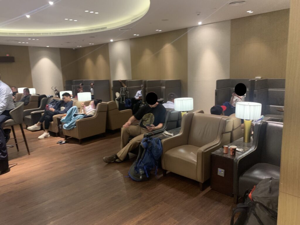 Flying Business reviews the Al Dhabi Lounge in Adu Dhabi International Airport - access for Priority Pass, American Express and OneWorld members.