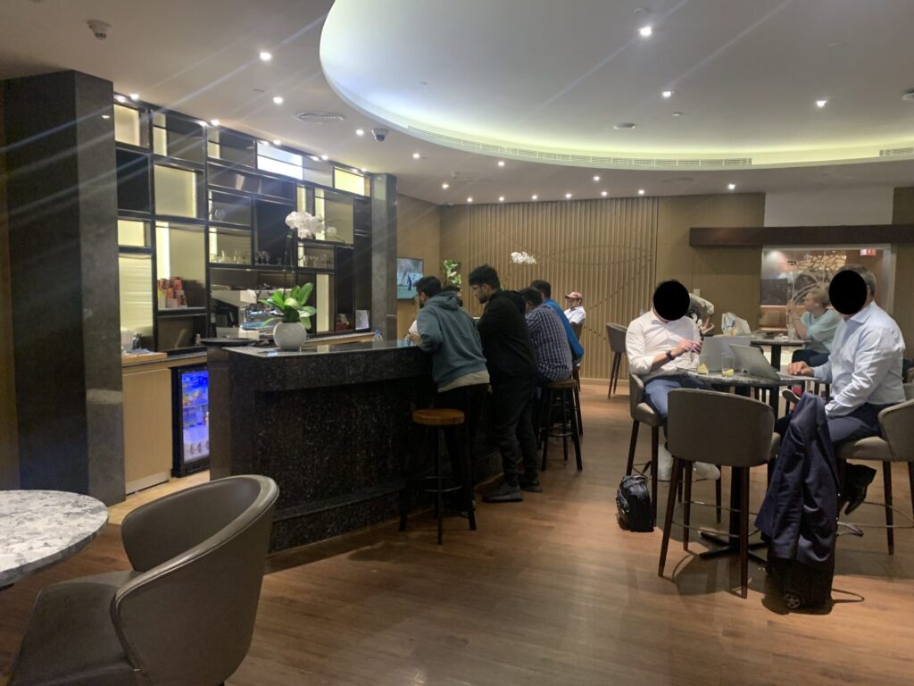 Flying Business reviews the Al Dhabi Lounge in Adu Dhabi International Airport - access for Priority Pass, American Express and OneWorld members.