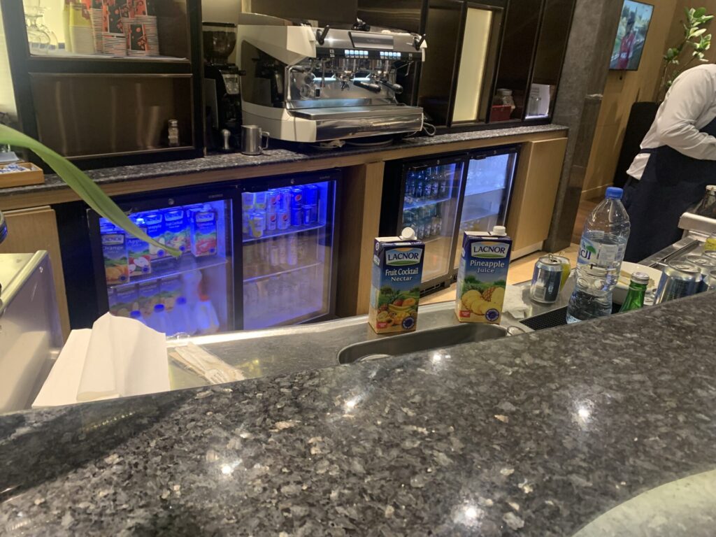 Flying Business reviews the Al Dhabi Lounge in Adu Dhabi International Airport - access for Priority Pass, American Express and OneWorld members.