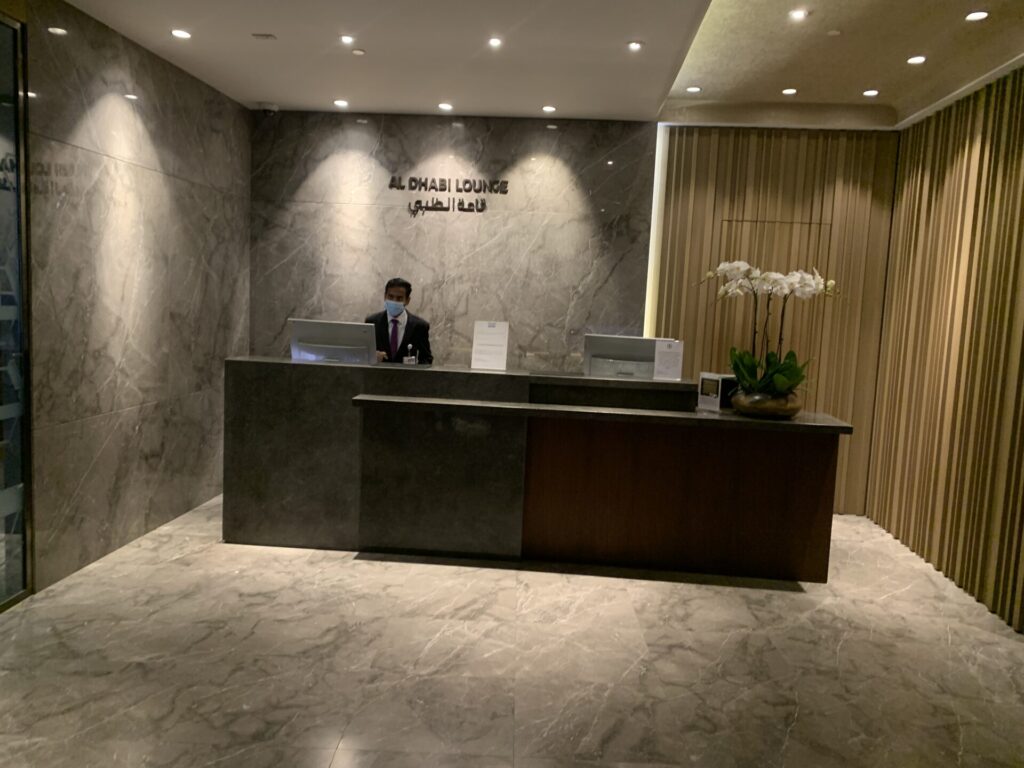 Flying Business reviews the Al Dhabi Lounge in Adu Dhabi International Airport - access for Priority Pass, American Express and OneWorld members.