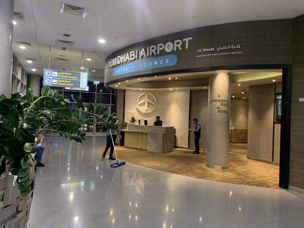 Flying Business reviews the Al Dhabi Lounge in Adu Dhabi International Airport - access for Priority Pass, American Express and OneWorld members.